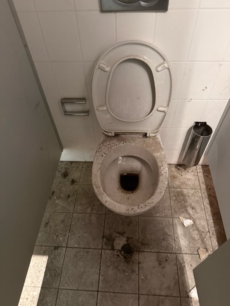 Sanitární prostory před čištěním