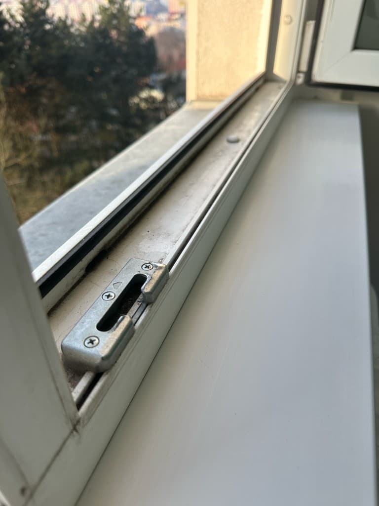 Mytí oken — rám/parapet po čištění