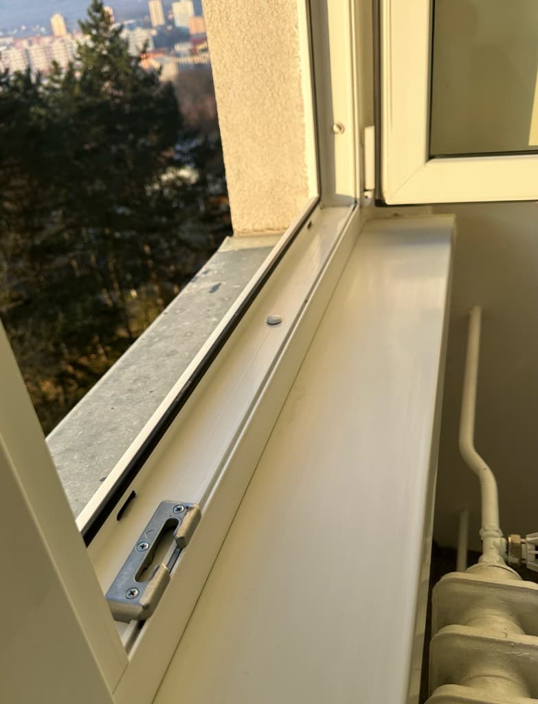 Mytí oken — rám/parapet před čištěním